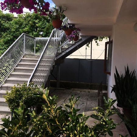 Guesthouse On Zheleznodorozhnaya Sukhumi Esterno foto