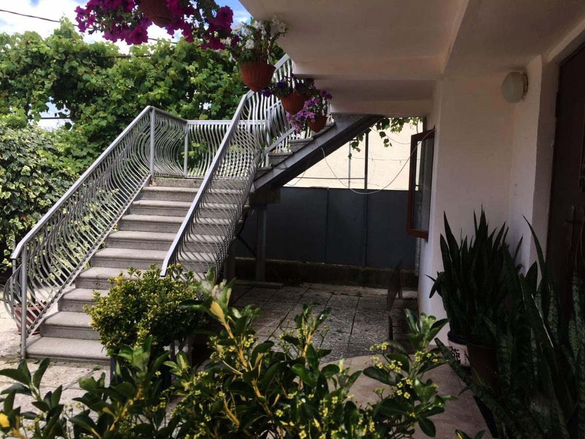 Guesthouse On Zheleznodorozhnaya Sukhumi Esterno foto
