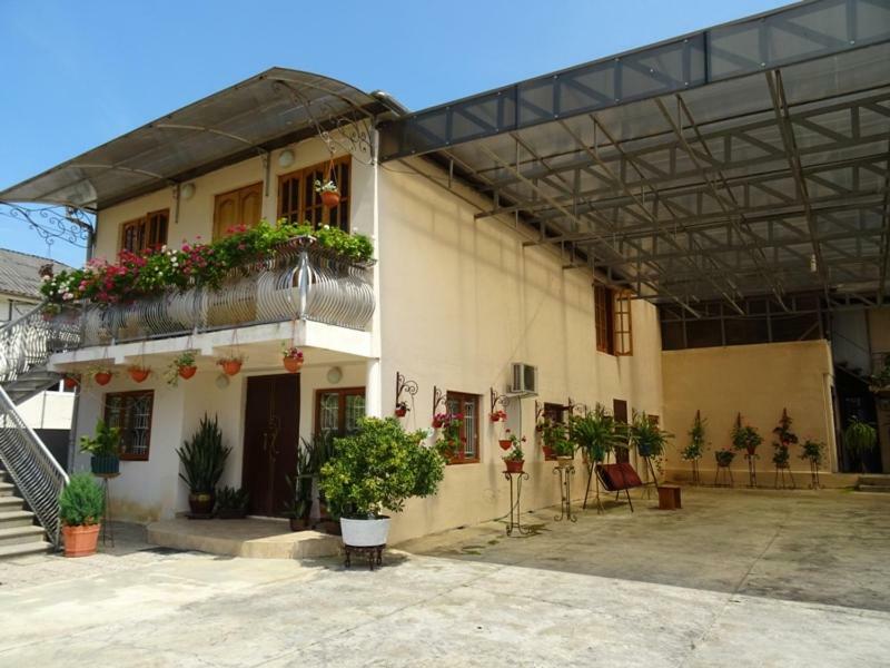 Guesthouse On Zheleznodorozhnaya Sukhumi Esterno foto