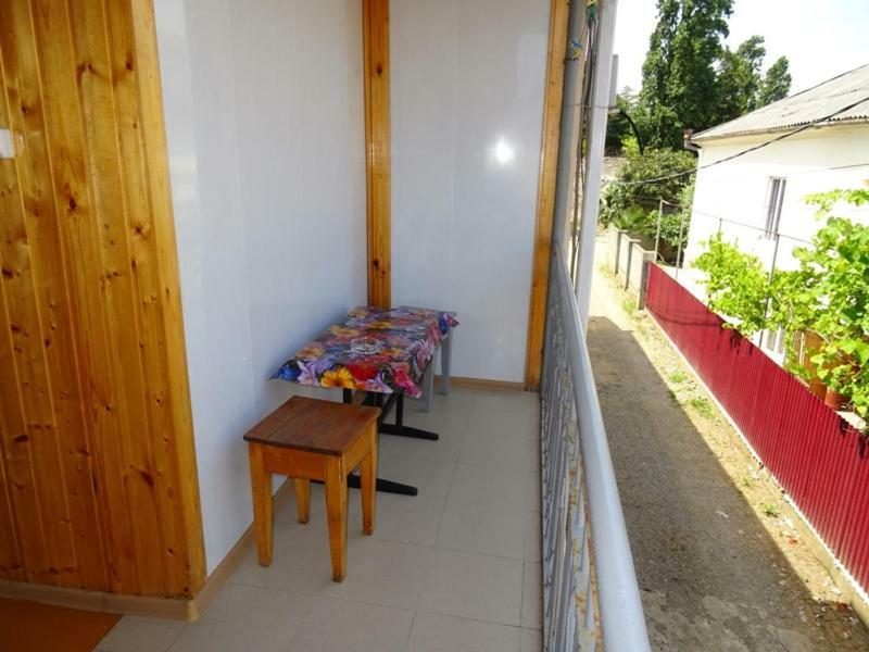 Guesthouse On Zheleznodorozhnaya Sukhumi Esterno foto