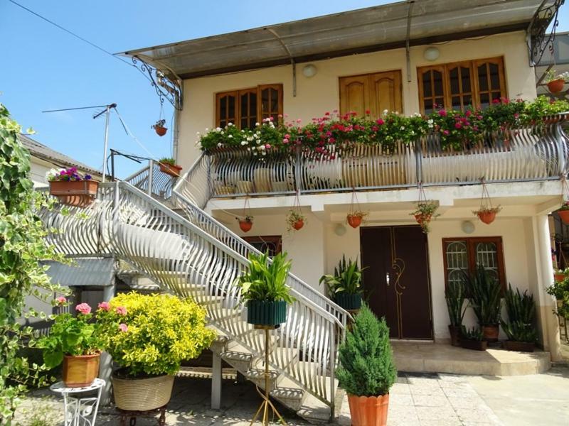 Guesthouse On Zheleznodorozhnaya Sukhumi Esterno foto