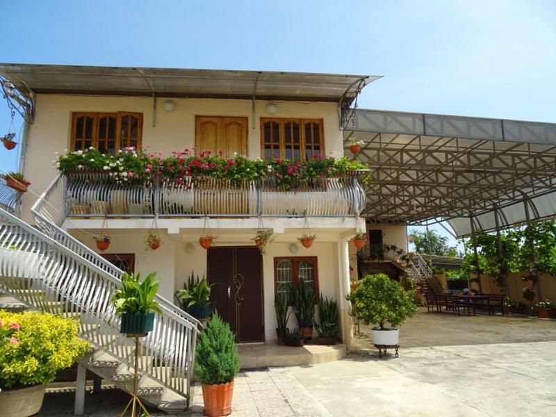 Guesthouse On Zheleznodorozhnaya Sukhumi Esterno foto
