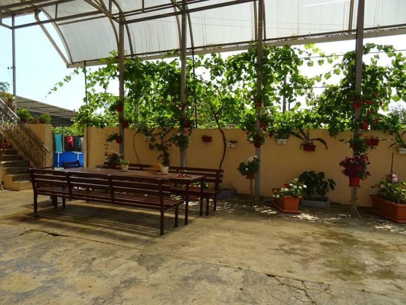 Guesthouse On Zheleznodorozhnaya Sukhumi Esterno foto